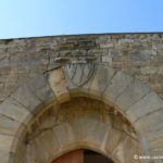 Chateau d'Arques - Blason de la famille Voisins au sommet du portail